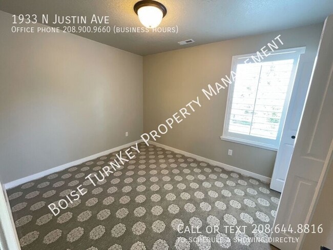 Building Photo - 1933 N Justin Ave