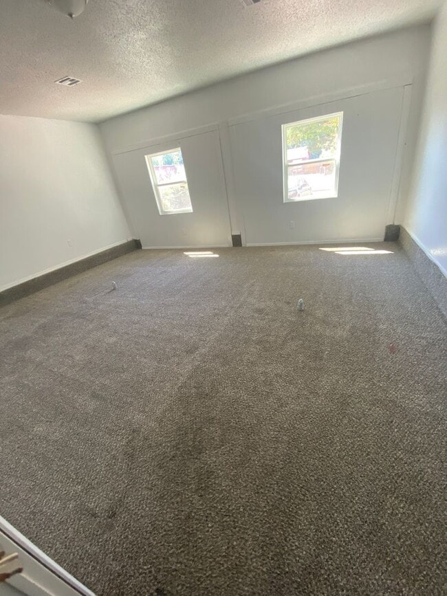 Building Photo - 5 Bedroom Home!