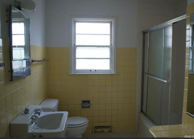 Building Photo - 1210 E University St