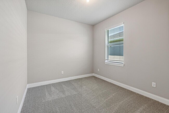 Building Photo - 6632 Cloverdale Ave
