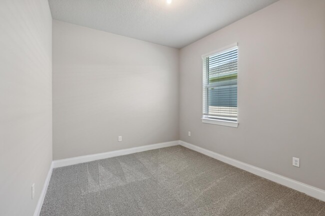 Building Photo - 6632 Cloverdale Ave