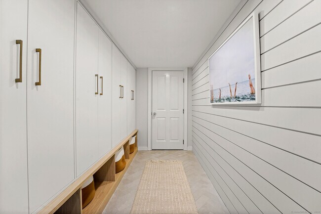 Building Photo - 16 Island Way