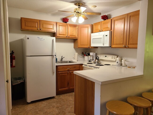 Primary Photo - **WINTER RENTAL** 2 Bedroom Condo Near Wei...