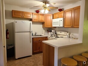 Building Photo - **WINTER RENTAL** 2 Bedroom Condo Near Wei...