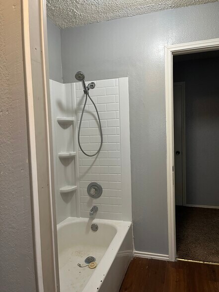 Full bathroom upstairs - 926 Chisholm Cv