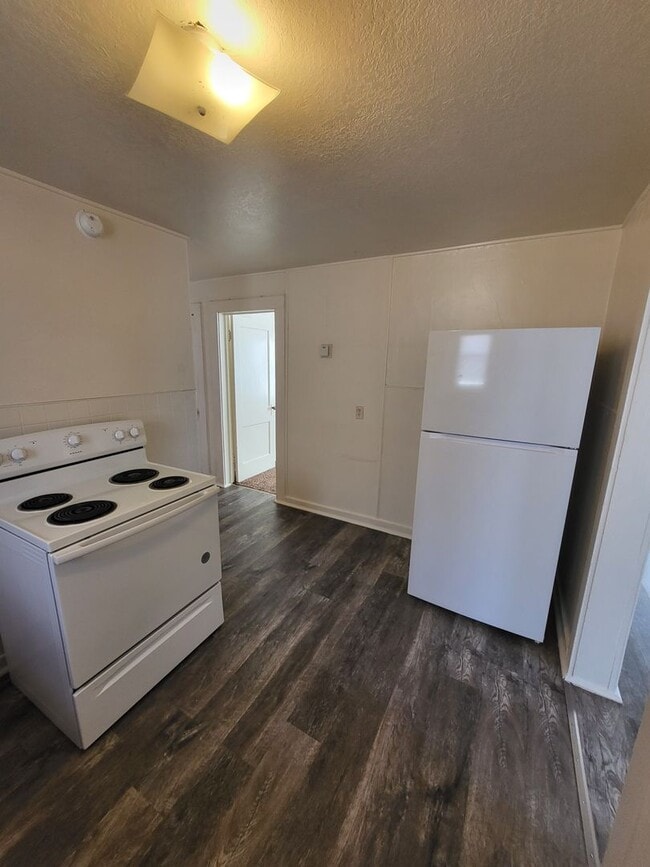 Building Photo - 821 S Avenue C