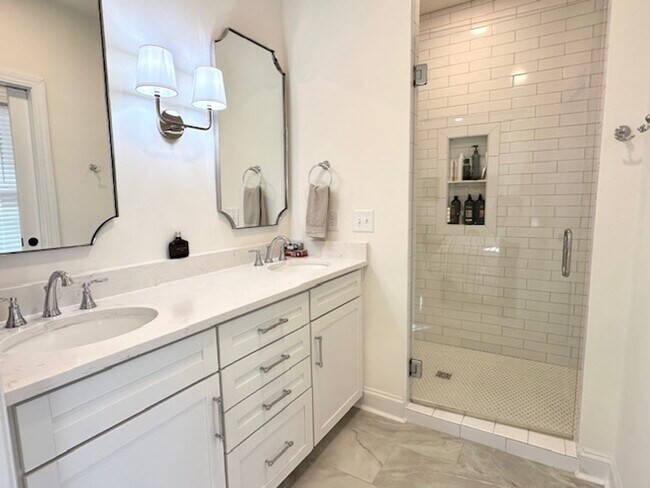 Building Photo - LUXURY TOWNHOME IN FOREST ACRES