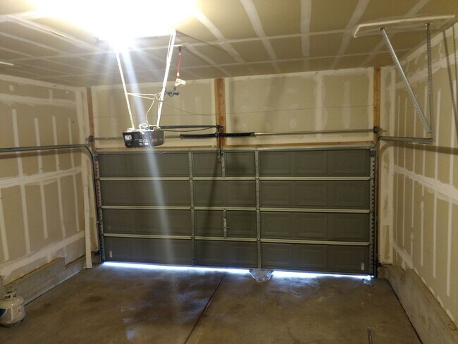 Building Photo - 3Bed 3Bath Home In Erie Available July!