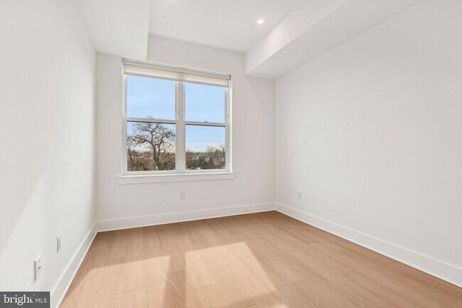 Building Photo - 30 W Allens Ln