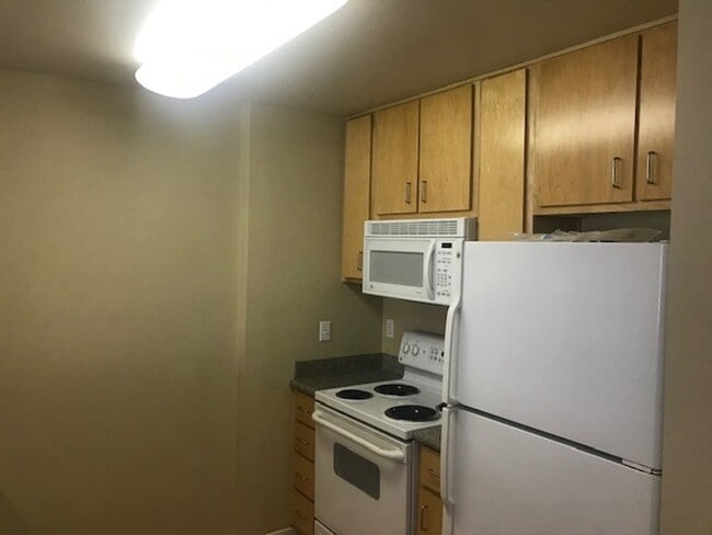Building Photo - GROUND LEVEL 1 BR, 1 BA WHEEL CHAIR ACCESSIBLE UNIT!