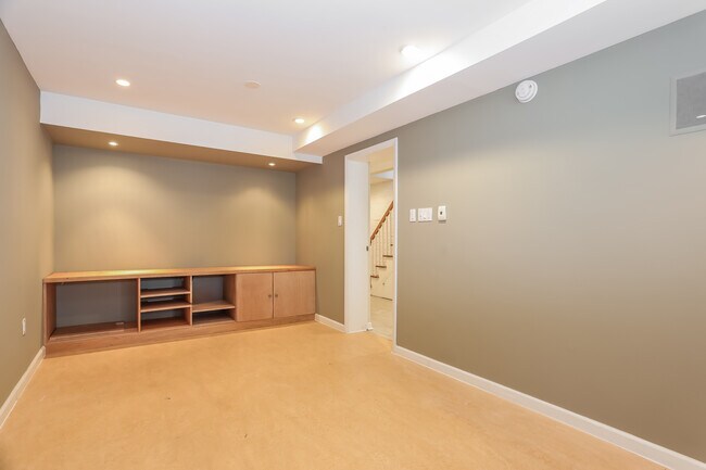 Building Photo - 2927 Cathedral Ave NW