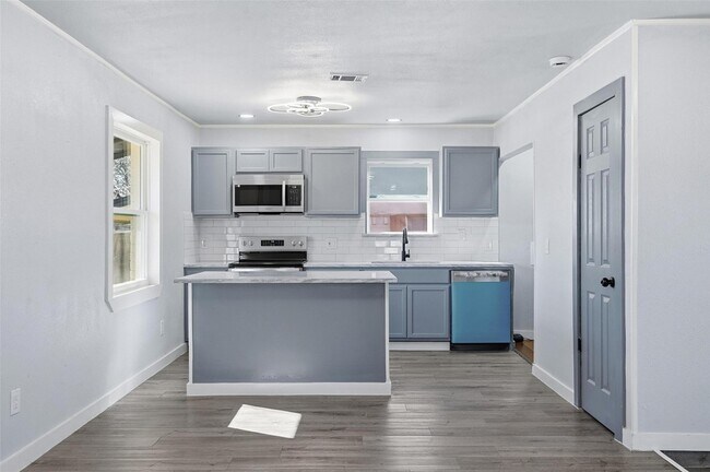 Building Photo - 3922 Rainier St
