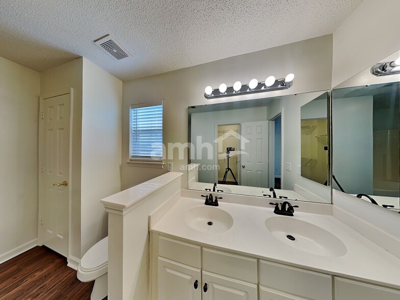 Building Photo - 2804 Robyns Glen Dr