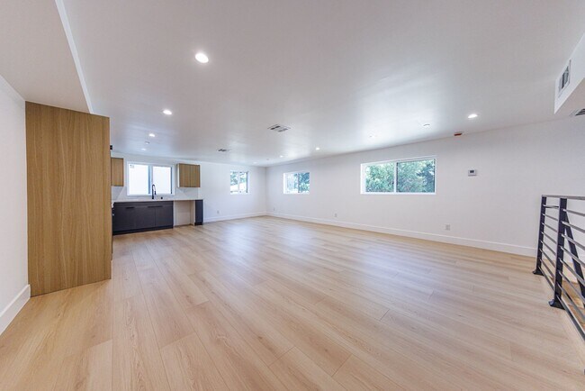 Building Photo - 1330 S Longwood Ave