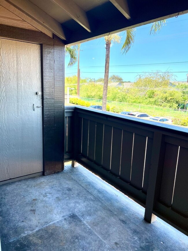 Building Photo - Palm Villas -  1 Bedroom w/ Parking, New V...