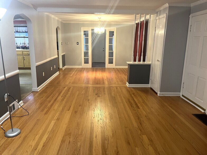 Building Photo - 935 Marshall Dr