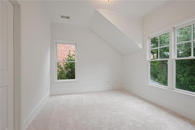 Building Photo - 232 Hunt St NE