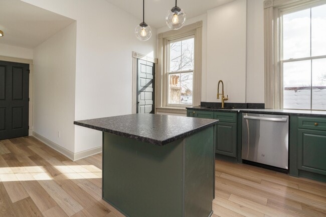 Building Photo - 828 City Park Ave