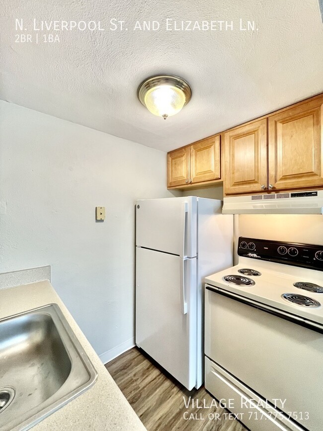 Building Photo - END-unit! Affordable 2-Bed Convenient to I...