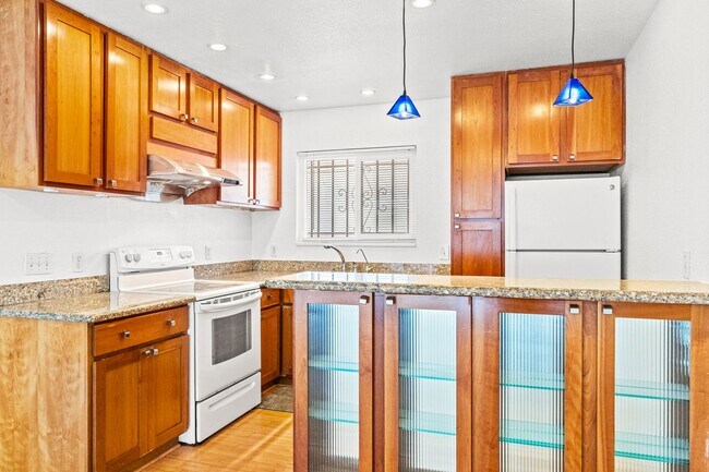 Building Photo - Lake Merritt Living: 1 Bed Condo with Pool...