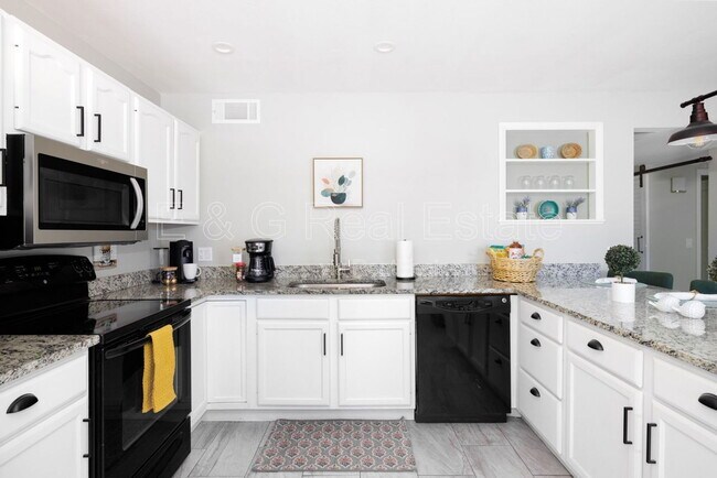 Building Photo - 3011 S Country Club Way