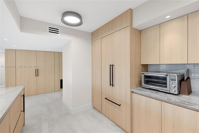 Building Photo - 1800 Sunset Harbour Dr