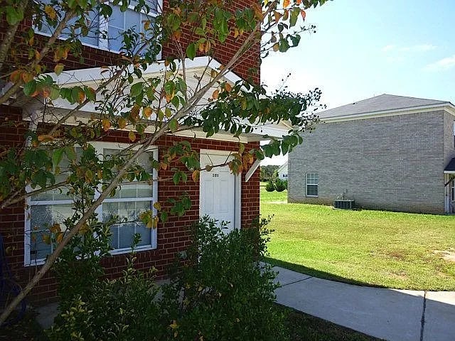 Building Photo - 642-640 Clover Ave