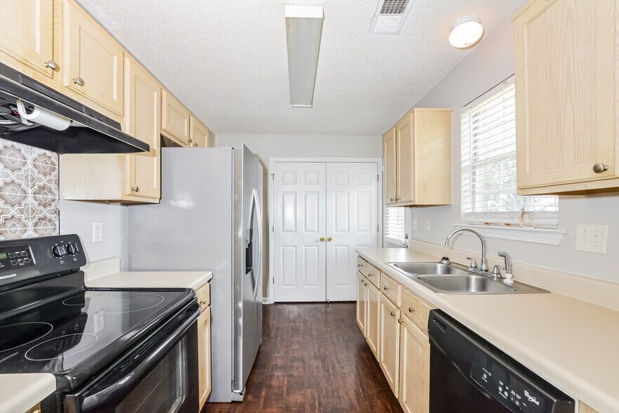 Building Photo - 200 Village Dr