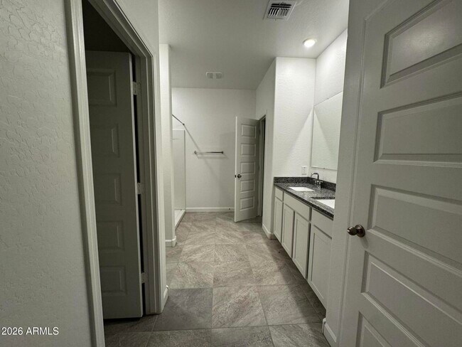 Building Photo - 5835 E Freesia Ln