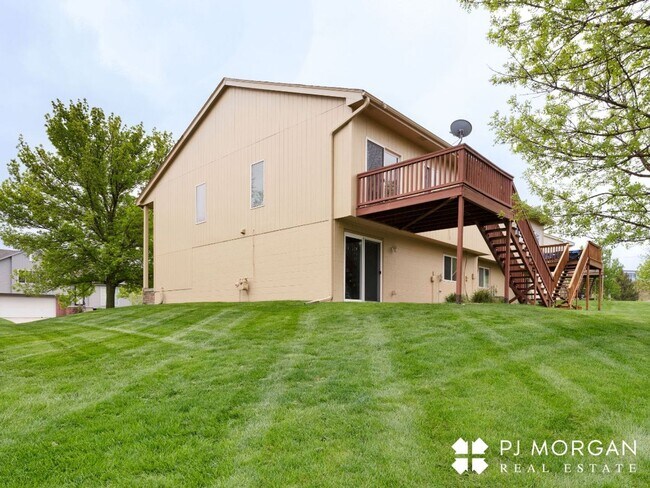 Building Photo - Charming 3 bedroom, 2 bathroom Duplex with...