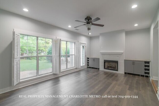 Building Photo - 3BR Townhome - Lake Living in Vineyard Point with Boat Slip Access Near Lake Norman