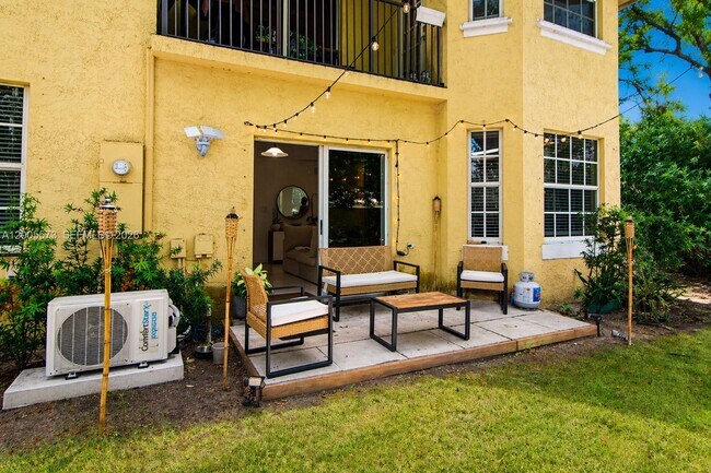Building Photo - Northeast 8th Avenue, Miami Shores, FL 33138 - 2 BR 2 BA townhouse