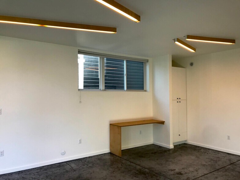 Built-in desk - 636 North Prospect Street