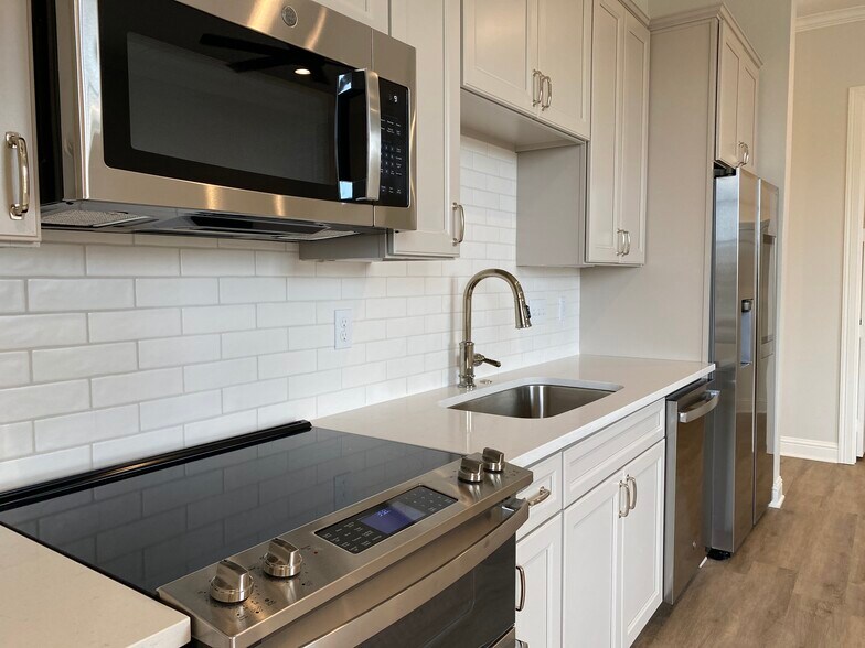 Building Photo - 1946 Chestnut Pk Ln