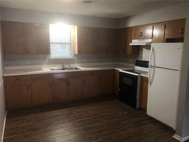 Building Photo - 302 E Benton St