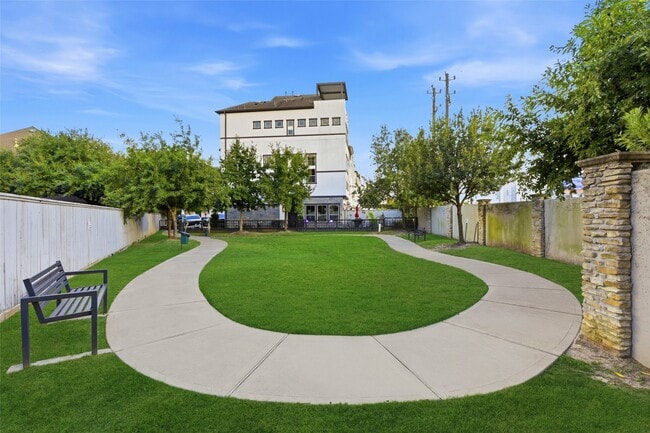 Building Photo - 819 Algona Ave