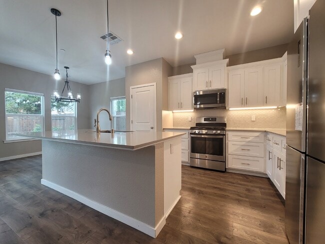 Building Photo - 1353 Molly Ave