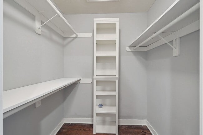 Building Photo - {10805} Gorgeous Remodel in Fantastic Location + One Level Living + Hardwood Floors & Granite Cou...