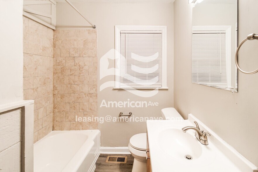 Building Photo - 914 Lamore St