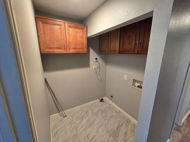 Building Photo - Beautifully Remodeled 3 Bed, 2 Bath Home f...