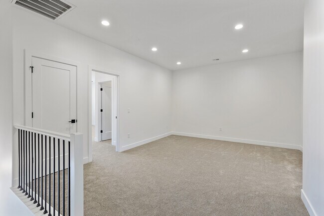 Building Photo - 1082 W Albertine Ln