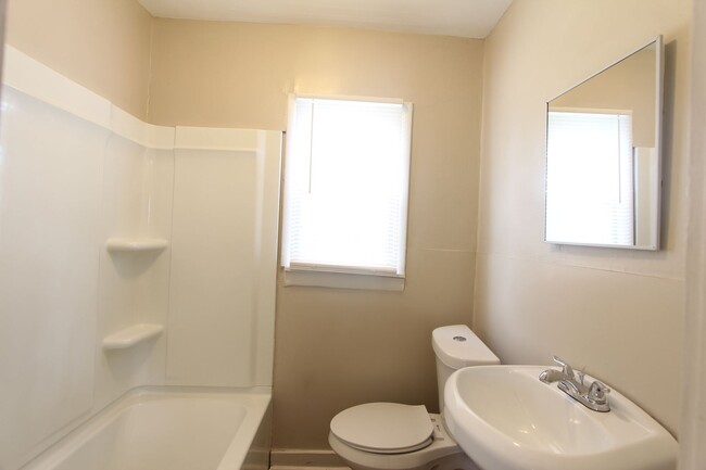 Building Photo - New On The Market! Fresh New Updates!! Bet...