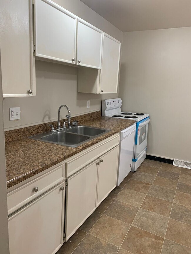Building Photo - 3 Bed 1.5 Bathroom Townhouse
