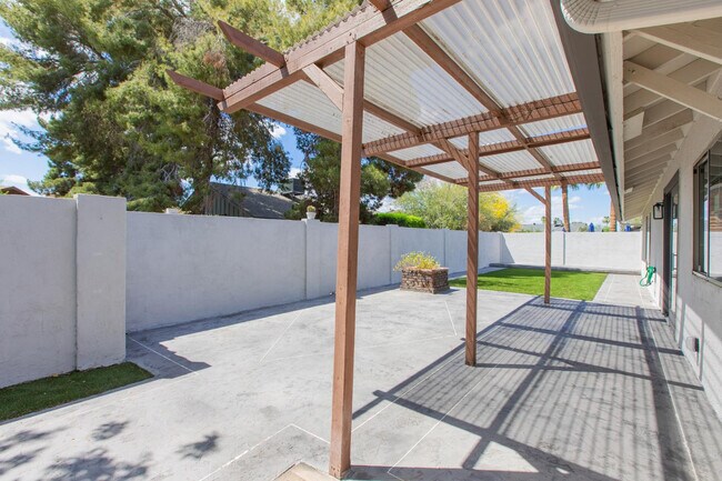 Building Photo - 2607 E Larkspur Dr