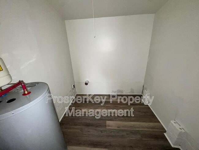 Building Photo - 4704 Estonia St