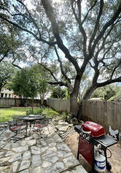 Building Photo - 1611 Sharon Pl