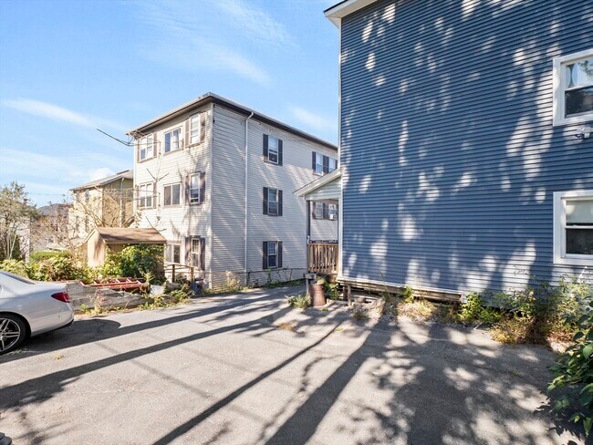 Building Photo - 12 Alpine St