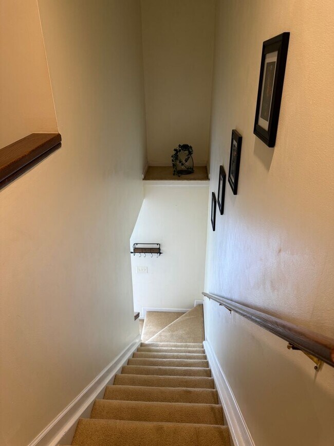 Building Photo - Affordable Lakeside Condo – 3 Bed, 1 Bath