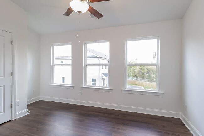 Building Photo - Beautiful 3BR 3.5BA Townhome w/ Full Appliance Kitchen - Garage Parking in West End