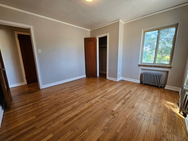 Building Photo - Charming Large 1 Bedroom in the Heart of the City